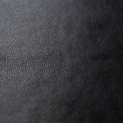 Couverture rigide en cuir noir: Couverture réalisée en simili cuir noir (Skinplast enduit de pvc et carton) et âme en carton rigide.
