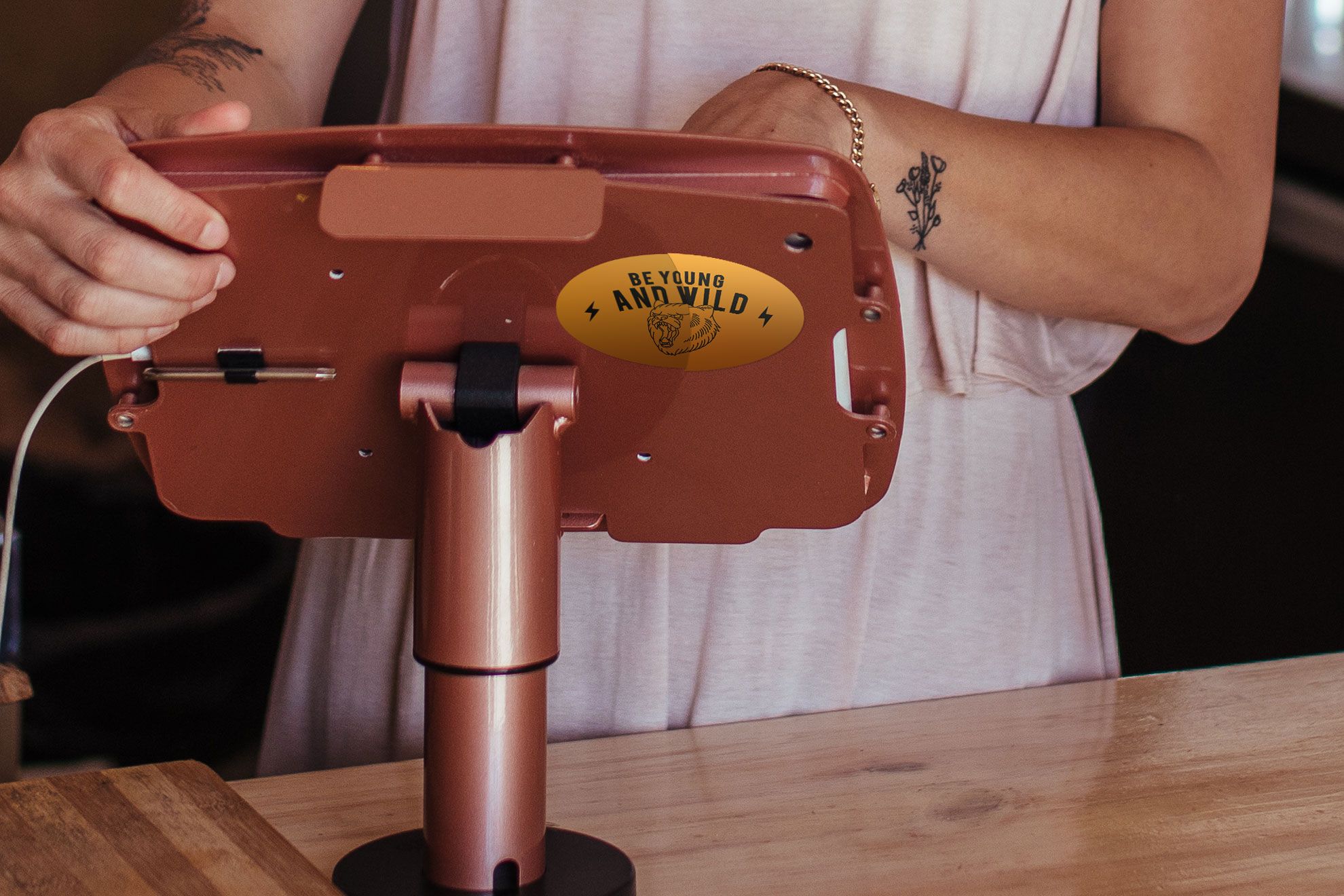 Autocollant ovale imprimé personnalisé sur surface en bois Autocollants ovalles personnalises impression qualite professionnelle etiquettage et image marque. Sprint24.