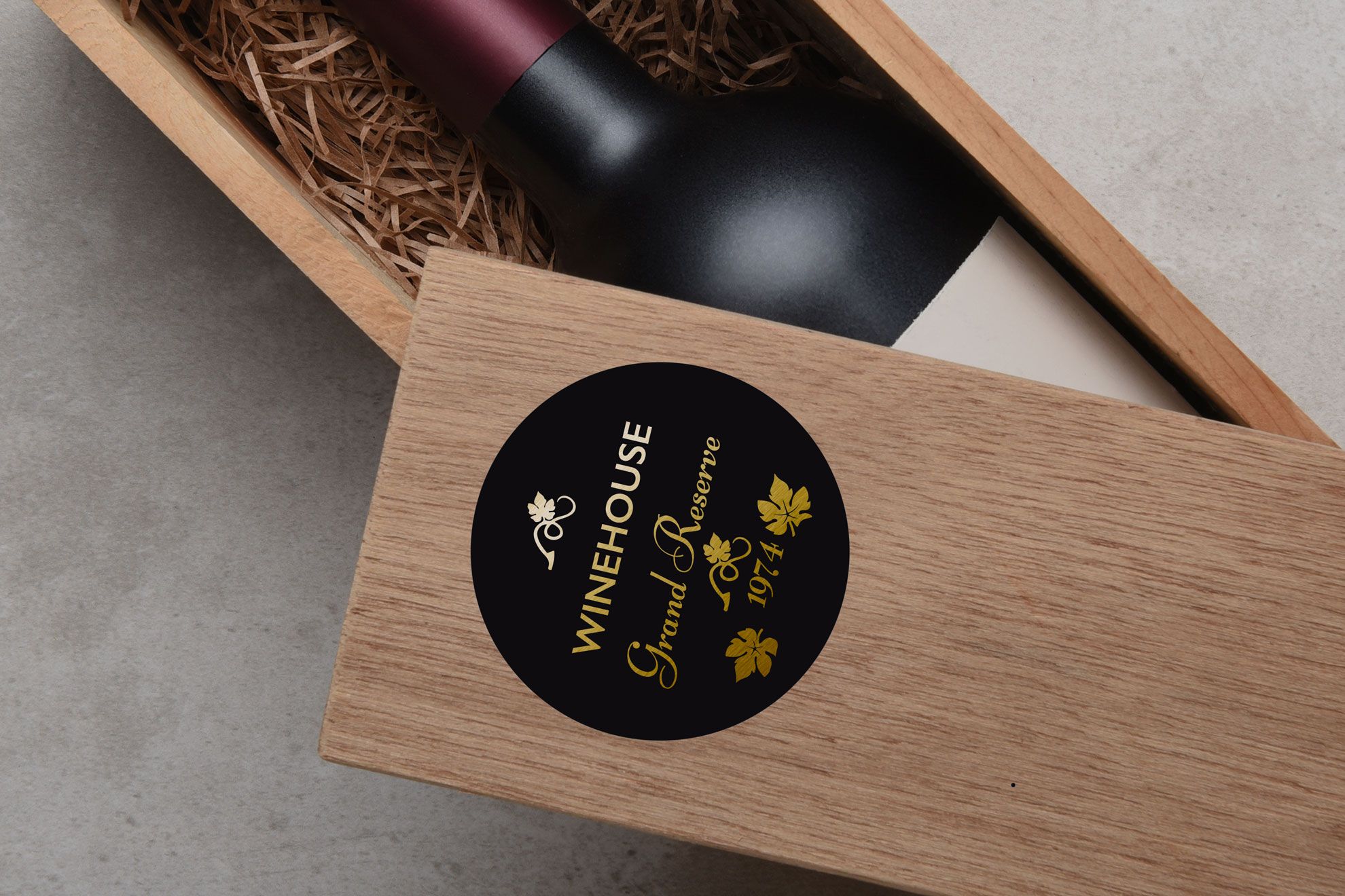 Autocollants ronds personnalises impression doree premium sur noir mat pour bouteilles vin. Sprint24.