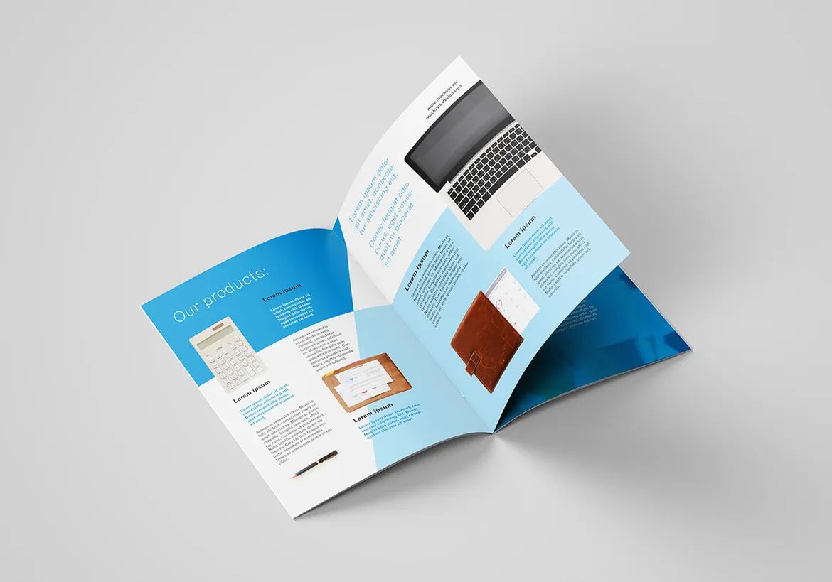 Brochure publicitaire dépliée présentant une mise en page moderne bleue et blanche avec échantillons de produits et contenu textuel. Cet opuscule publicitaire professionnel démontre comment organiser efficacement les matériaux marketing et les informations pour atteindre un large public et promouvoir votre marque.