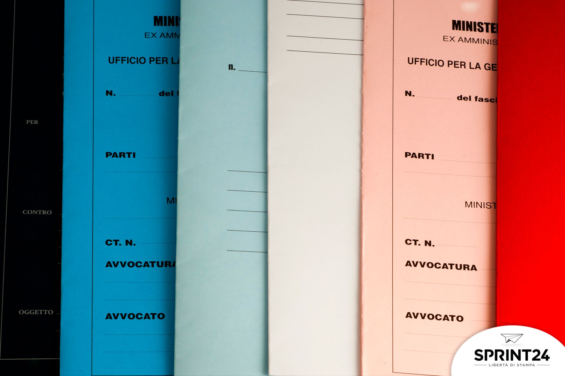 Chemises sans rabat en noir, bleu, crème, rose et rouge. Vernis UV, plastification et reliefs pour présentations.