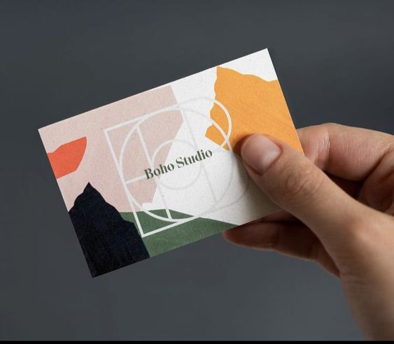 Cette carte de visite présente un design contemporain avec des formes géométriques audacieuses et une illustration personnalisée, idéale pour les professionnels cherchant une identité distinctive. L'exemple Rollo Studio montre comment une mise en page réfléchie, le contraste des couleurs et la hiérarchie visuelle créent un outil de networking mémorable.