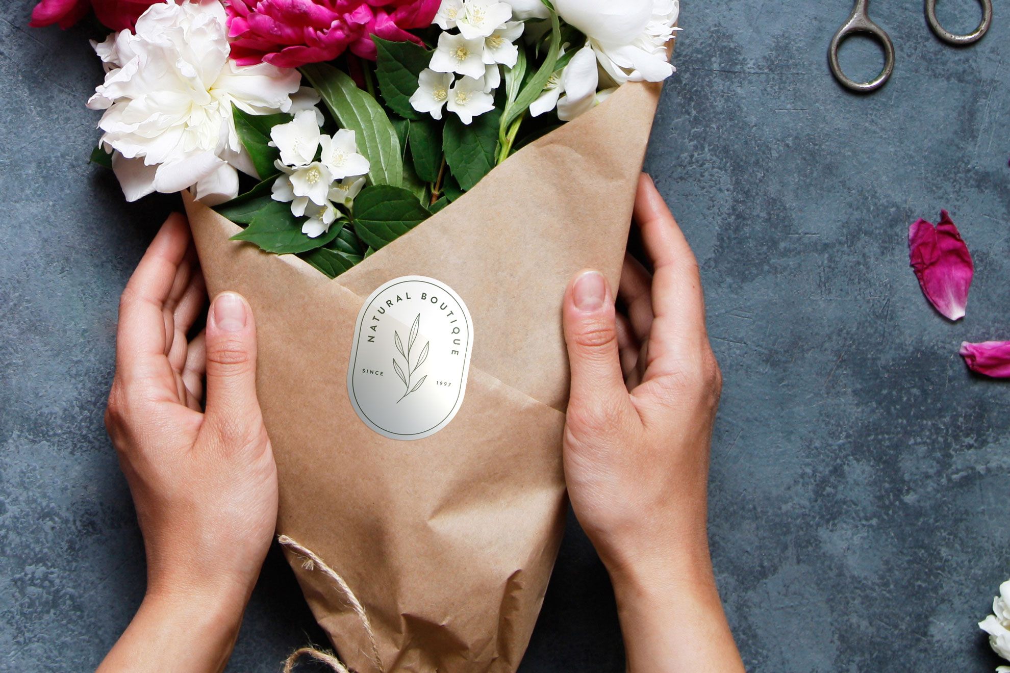 Fleurs blanches dans un sac en papier kraft avec autocollant arrondi Sac papier kraft etiquette autocollante coins arrondis personnalisee pour fleuristes commerces. Sprint24.