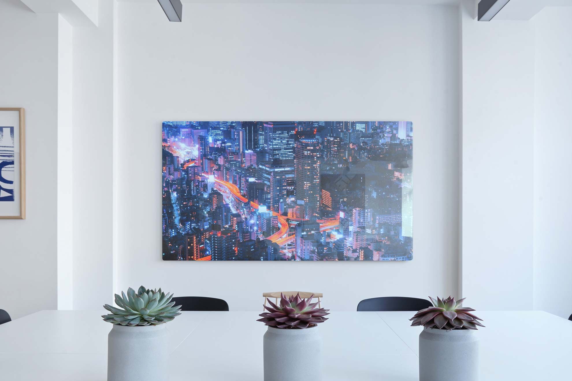 Skyline urbain neon impressionnant imprime directement sur verre acrylique couleurs vibrantes. Sprint24.