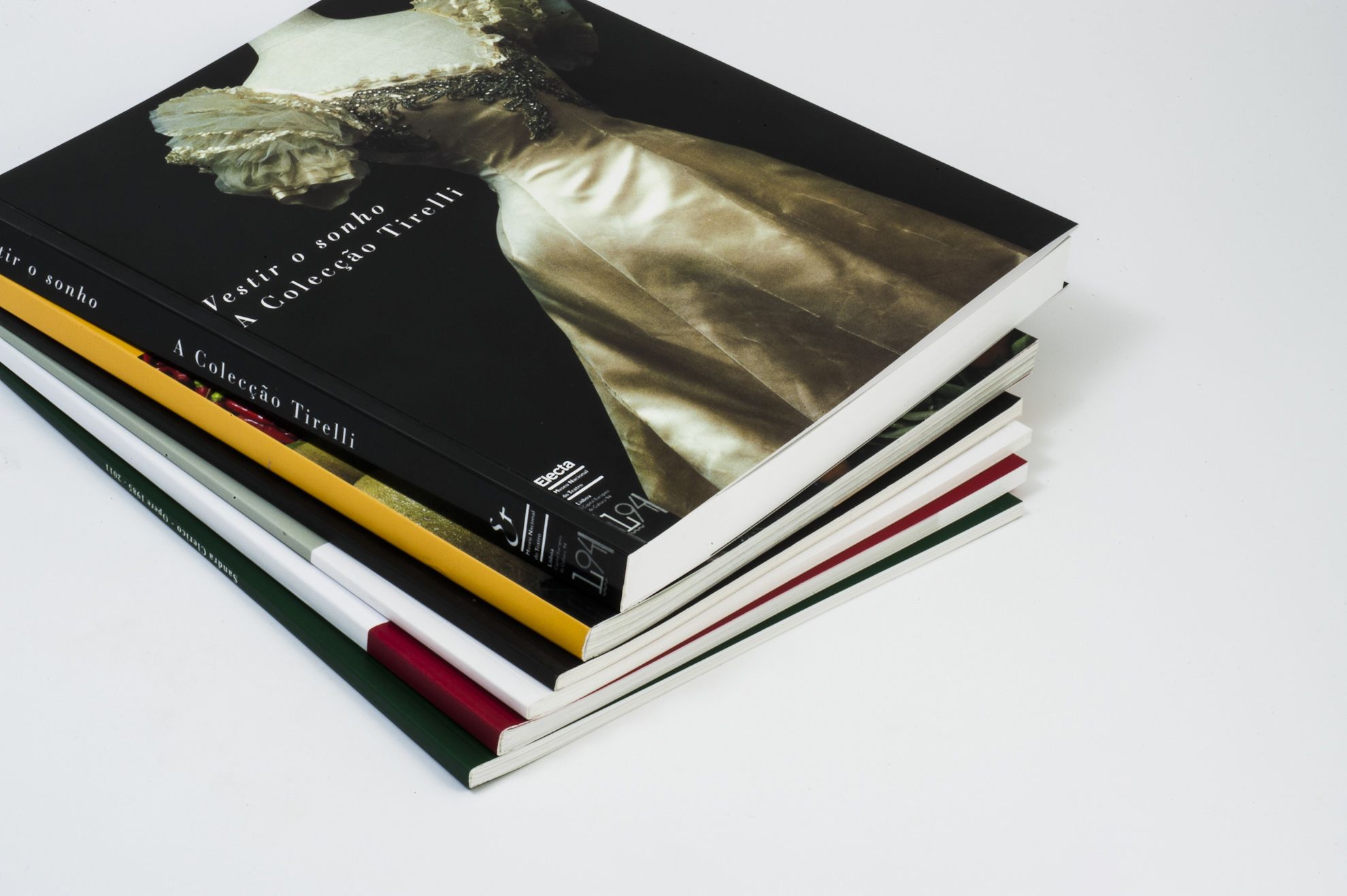Catalogues et livres brochés en plusieurs formats. Pelliculage et couture pour éditeurs, photographes et entreprises.