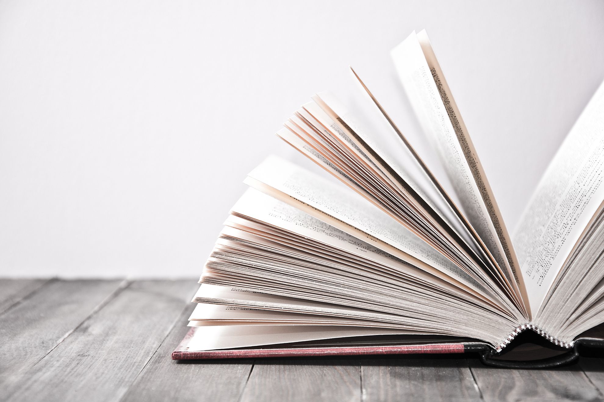Cette image présente un livre imprimé professionnellement avec ses pages ouvertes, mettant en évidence la qualité des pages intérieures et la durabilité de la reliure. Elle représente le produit fini lors de l'impression de votre livre, démontrant à la fois l'attrait esthétique et les normes de construction. Parfait pour illustrer les résultats réussis de l'impression de livres.