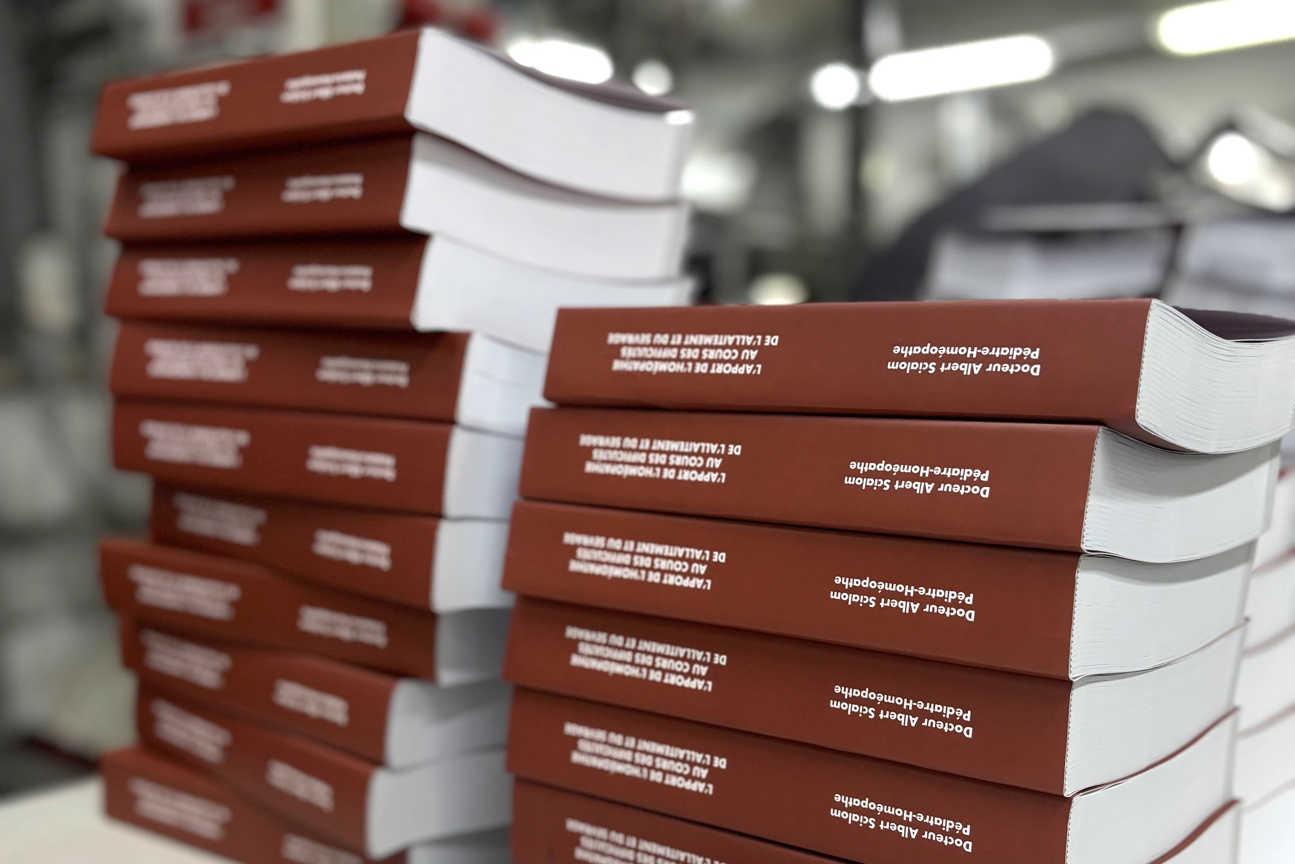 Livres cartonnés personnalisés parfaitement adaptés aux projets d'édition incluant catalogues, magazines et publications professionnelles. Notre service d'impression en ligne fournit des livres reliés de haute qualité avec options de personnalisation complètes. Finition et reliure expertes garantissent des résultats professionnels à des prix compétitifs.
