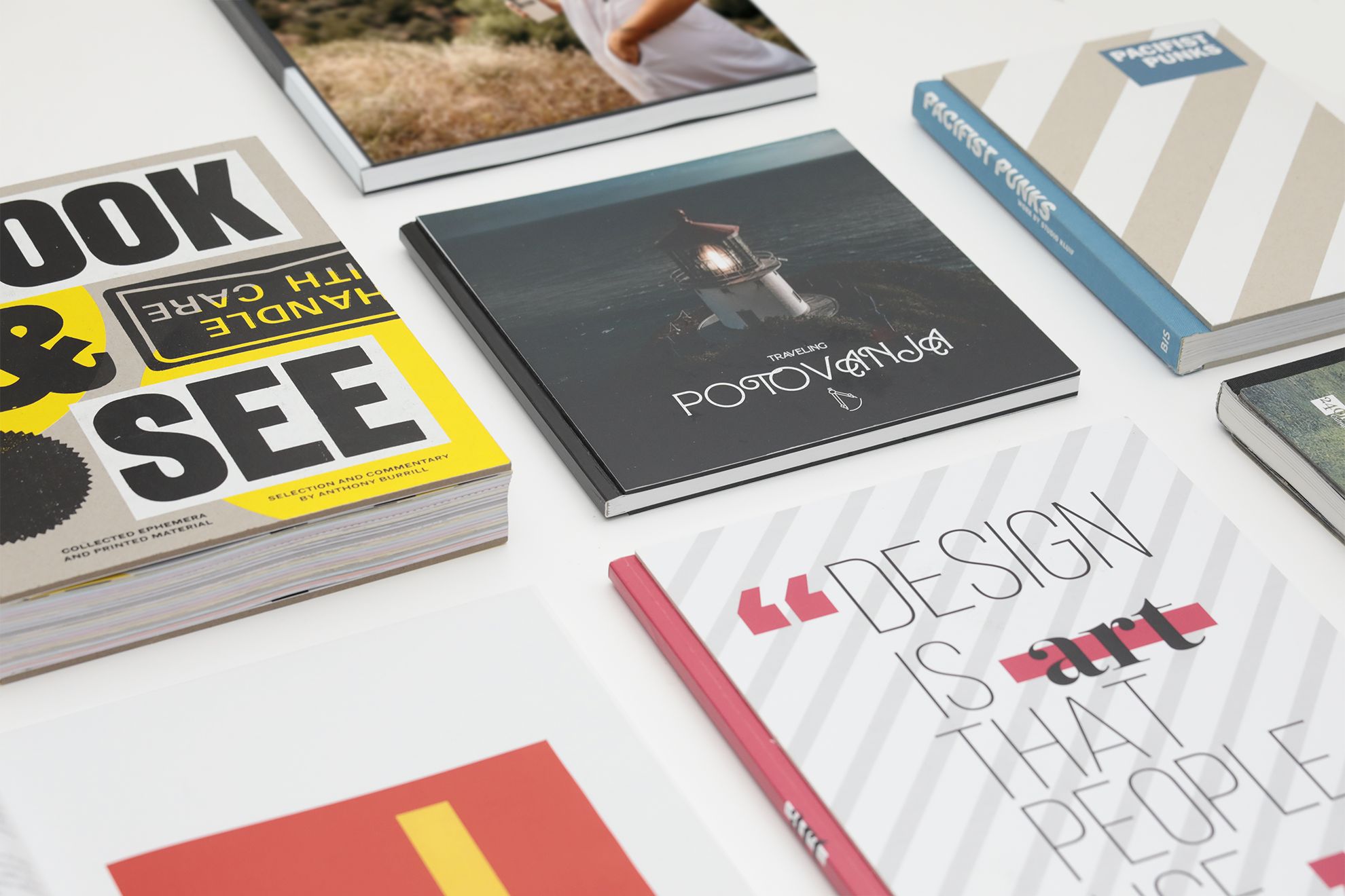 Livres de couverture rigide premium et matériaux d'impression reliés personnalisés mettant en vedette l'artisanat professionnel de la Reliure Bodonienne. Chaque pièce démontre la qualité des services d'impression personnalisée en ligne disponibles via Sprint24. Idéal pour les portefeuilles de design, les publications sur mesure et les projets nécessitant une qualité de reliure supérieure.