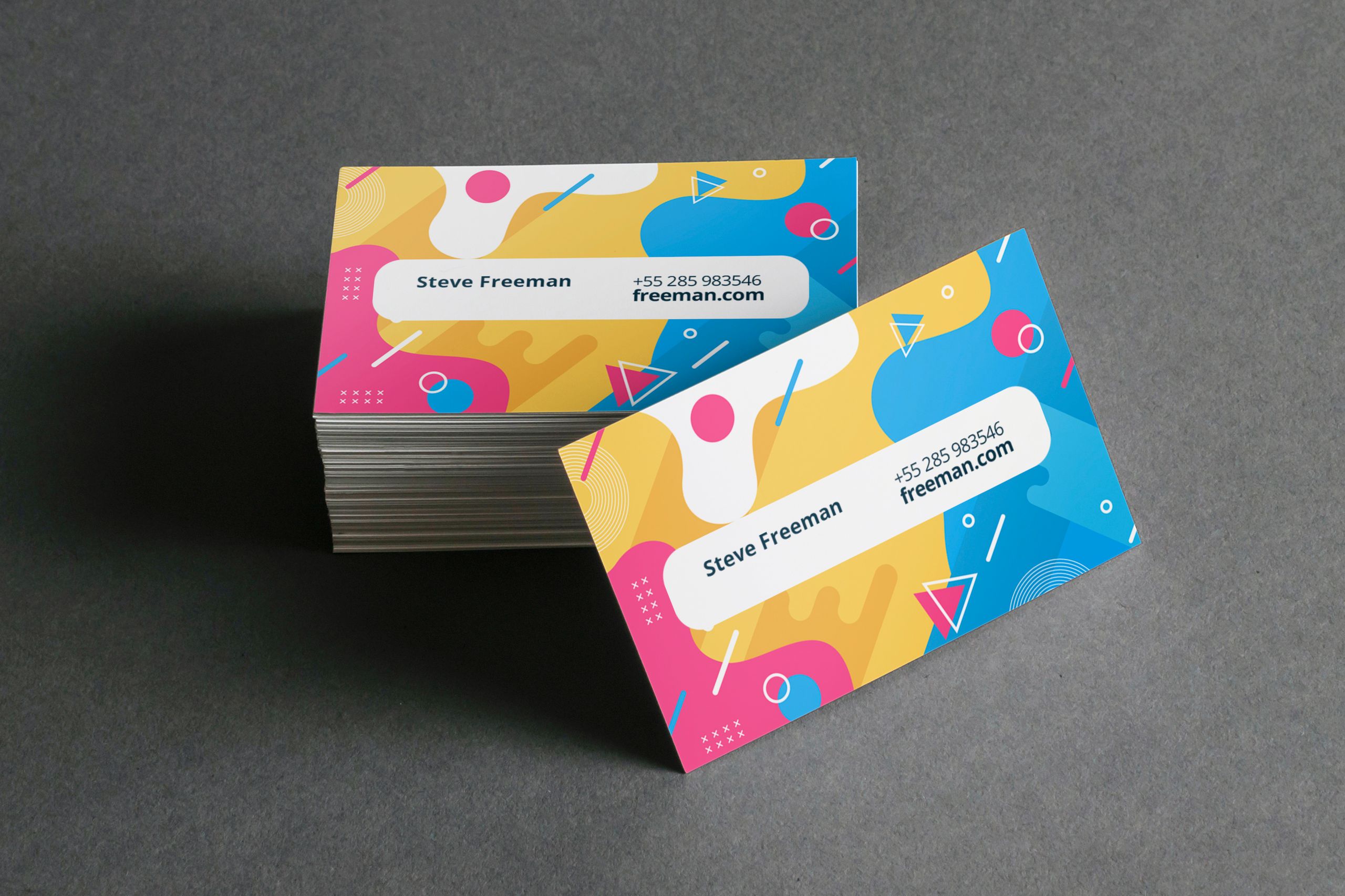 Maquette de carte de visite colorée présentant des options de conception abordables pour la marque professionnelle. Créez des cartes de visite accrocheurs et économiques qui font une forte impression. Idéale pour les entrepreneurs et les entreprises à la recherche de solutions d'impression économiques.