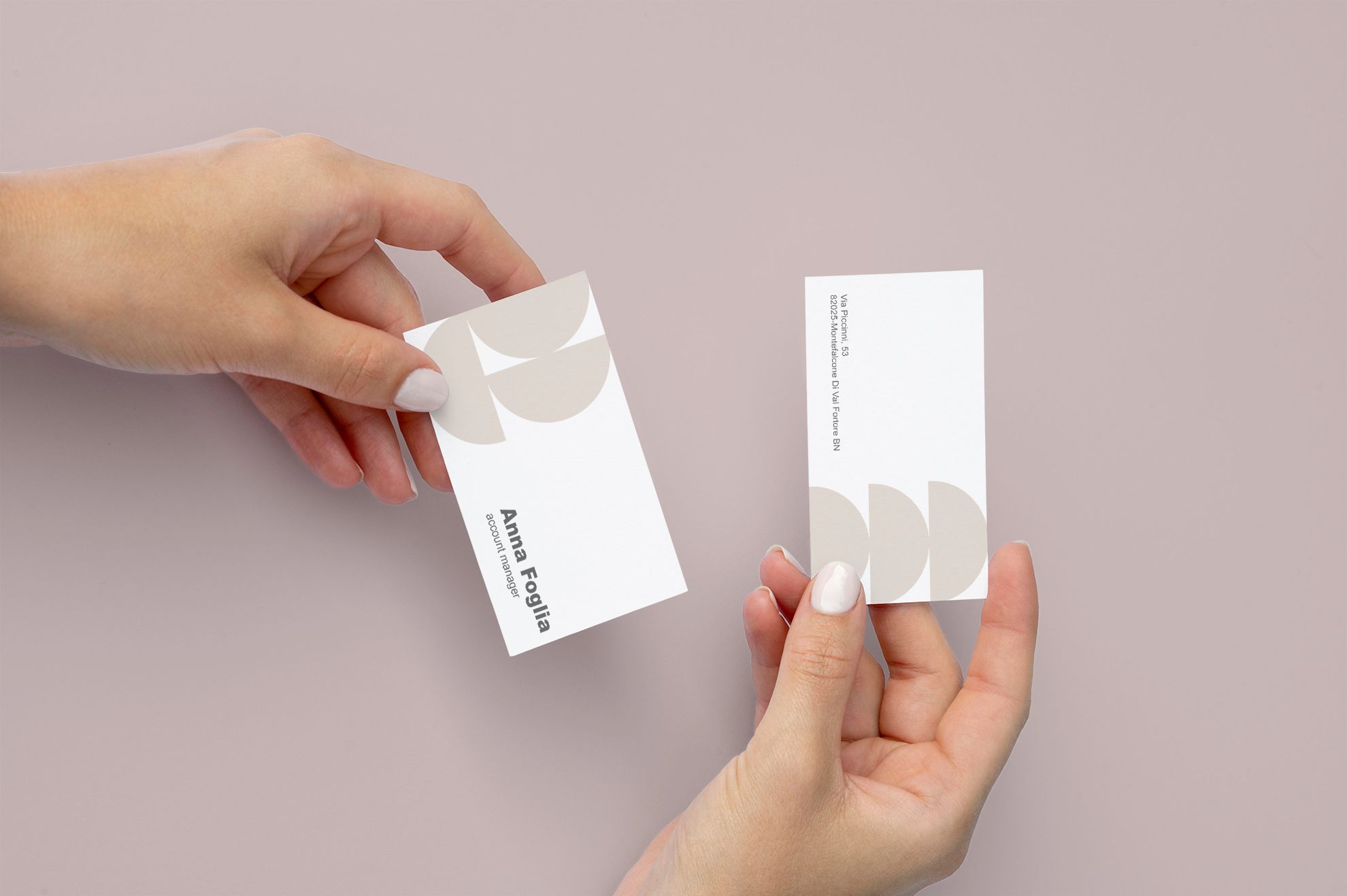 Cartes de visite professionnelles présentées en main, montrant les dimensions standards pour le réseautage et la distribution aux clients. Les mockups de carte de visite démontrent la présentation élégante des cartes de visite dans des scénarios réels. Idéal pour représenter votre identité professionnelle et établir des relations commerciales durables.
