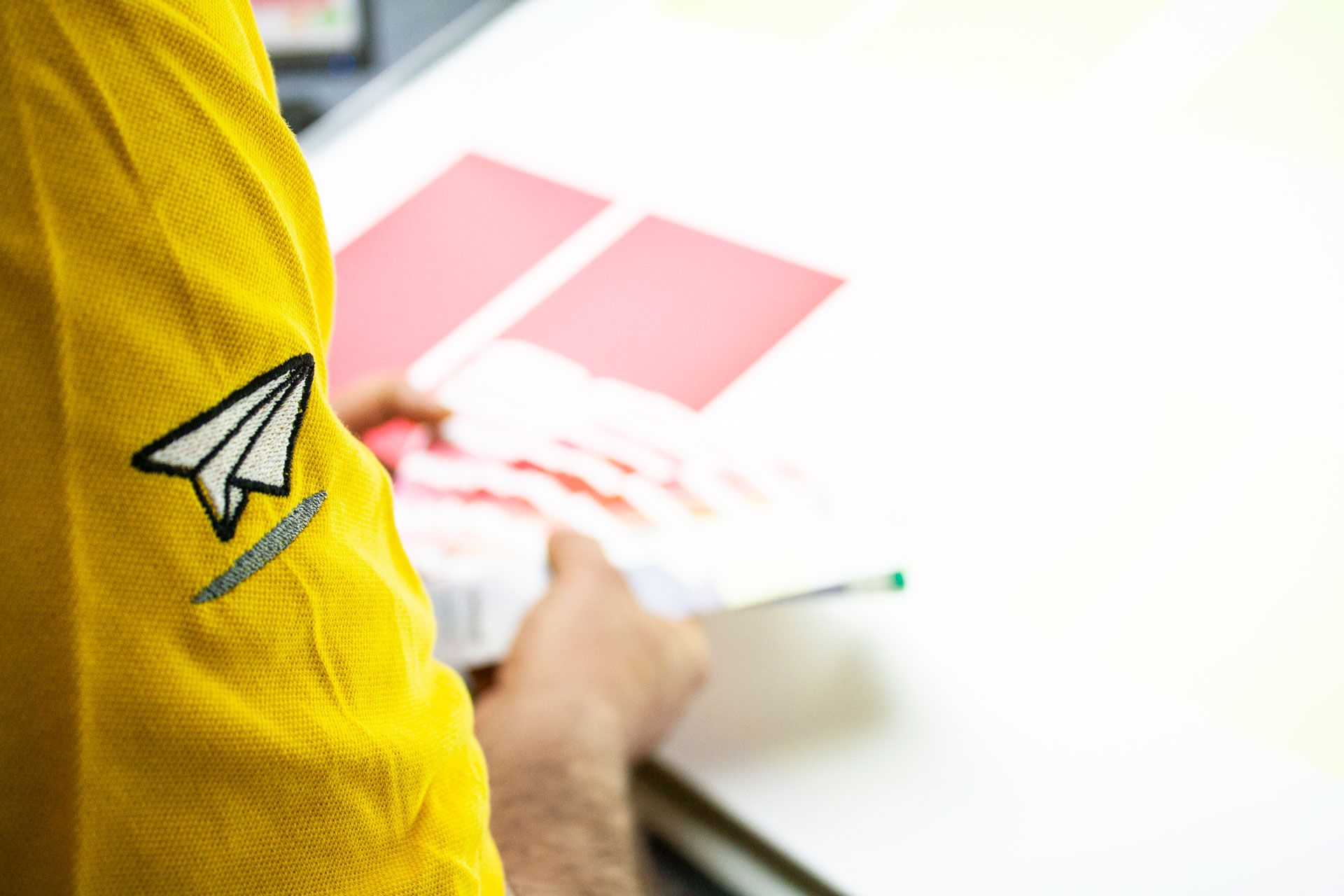 L'équipe expérimentée de Sprint24 inspecte minutieusement chaque produit imprimé pour assurer une qualité supérieure et la satisfaction du client. Ce processus de contrôle qualité est essentiel pour fournir des solutions d'impression professionnelle dans tous nos services numériques et offset. Des cartes de visite aux matériaux promotionnels, notre inspection rigoureuse garantit que chaque travai…