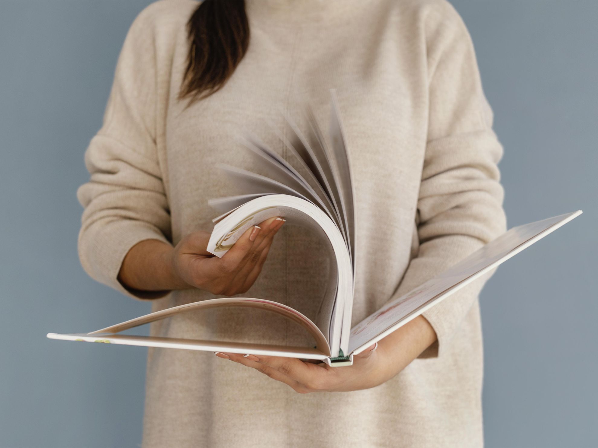 Imprimez des livres cartonnés personnalisés en ligne avec reliure de qualité professionnelle et couvertures en tissu ou cuir durable. Idéal pour les portefeuilles, les livres photos et l'édition premium. Configurez les options et commandez en un clic pour une livraison rapide.