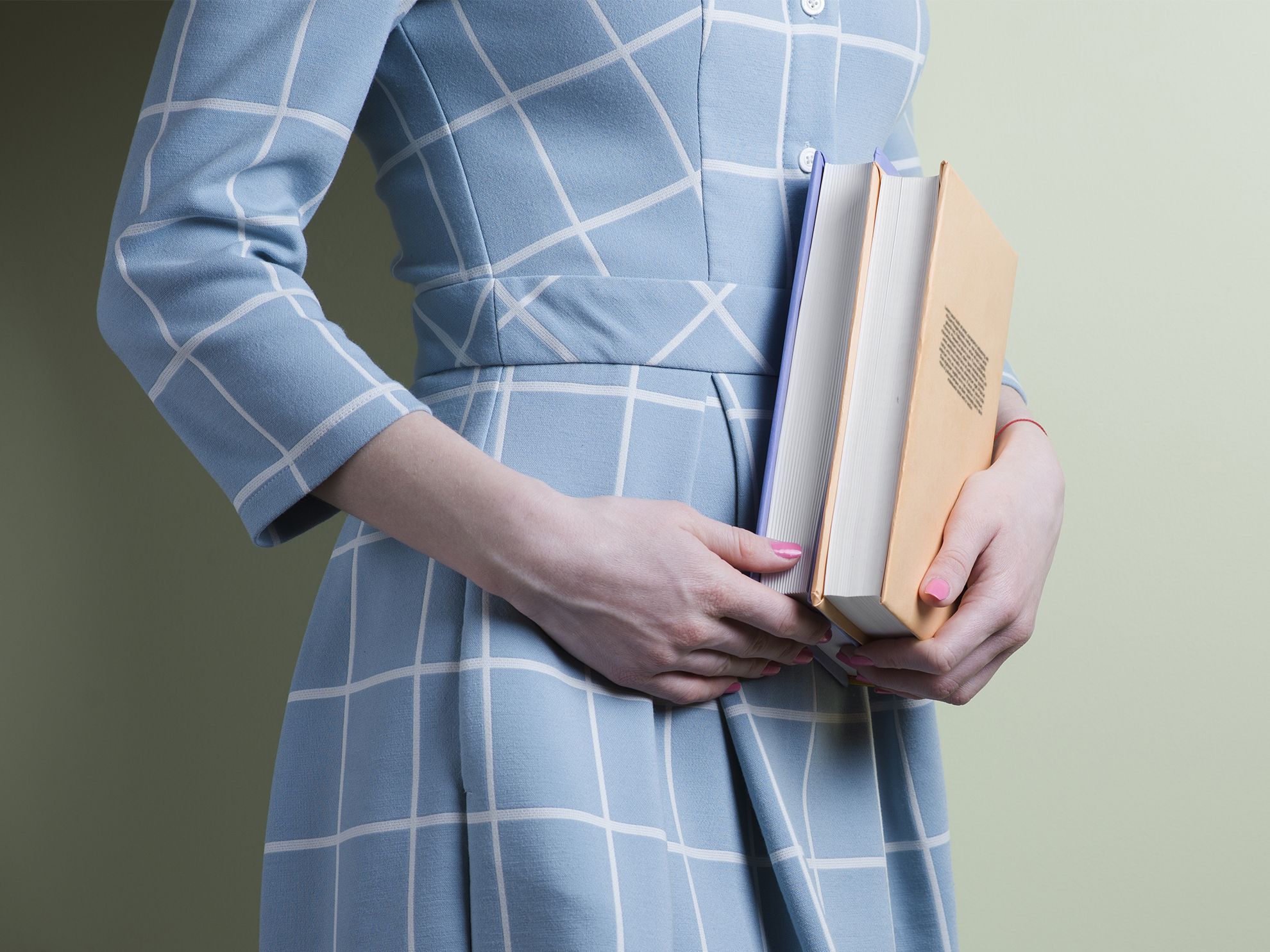 Pile de livres cartonnés rilegés imprimés professionnellement et prêts pour la distribution. Ces livres personnalisés affichent une qualité supérieure et une durabilité idéales pour les portfolios, albums photo et publications professionnelles. Commandez vos livres cartonnés de haute qualité en ligne à des prix avantageux avec Sprint24.