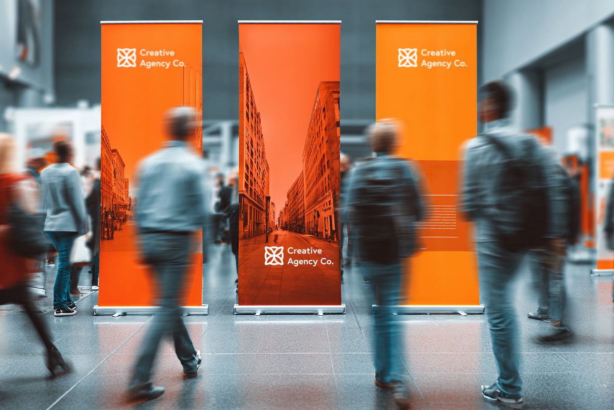 Présentoirs : Choisissez les Avantages de l'Impression en Ligne avec …: Impression rollup de qualitè. Imprimez en ligne vos présentoirs de sol sur Sprint24 : bâches et rollup.