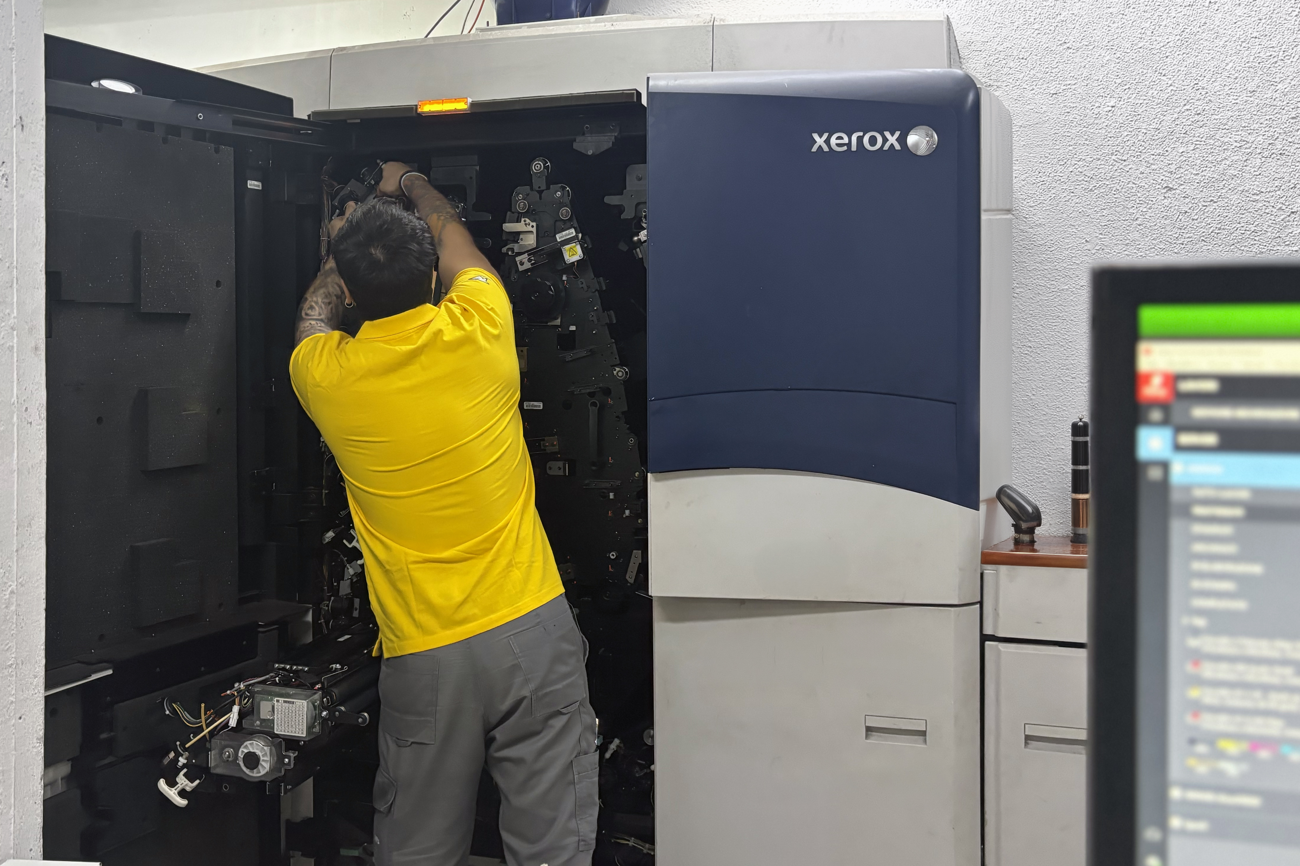 Techniciens professionnels entretenant equipements impression Xerox numerique avances livres. Sprint24.