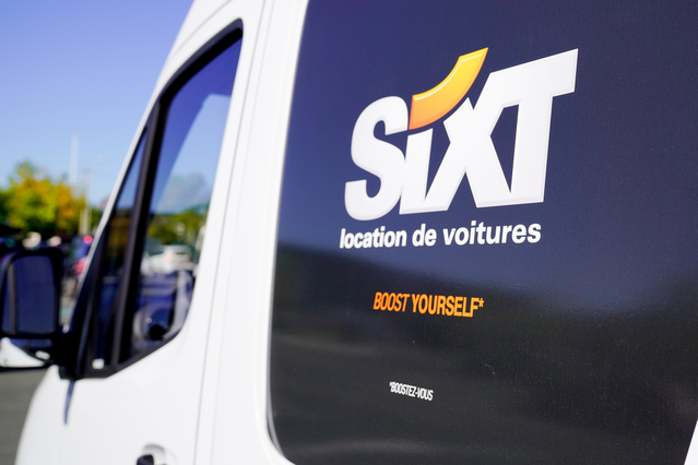 Adhesif fourgon professionnel branding personnalise sur vehicule commercial couleurs durables. Sprint24.