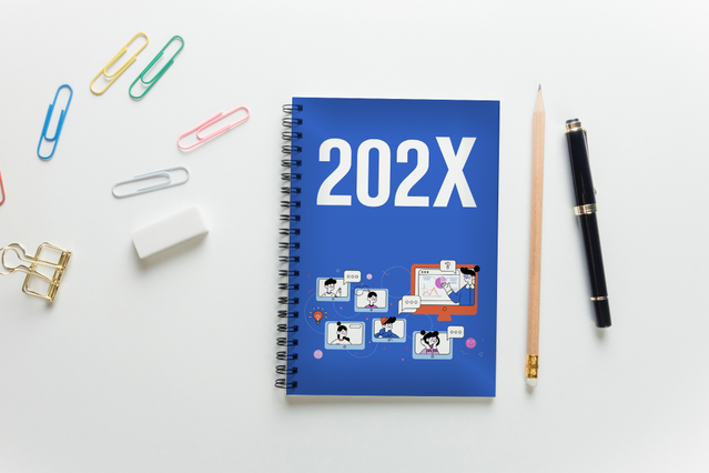 Un agenda à spirale métallique avec une couverture bleue illustrée posé sur un bureau blanc avec un crayon, un stylo et des trombones colorés. La conception personnalisable de la couverture montre le potentiel de promotion d'agendas à spirale personnalisés. Idéal pour les entreprises et les professionnels cherchant un agenda pratique et élégant.