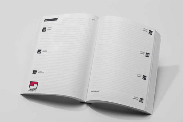 Agenda dos cousu hebdomadaire ouvert sept sections lignees et logo carre rouge Square Company. 128 pages Sprint24.