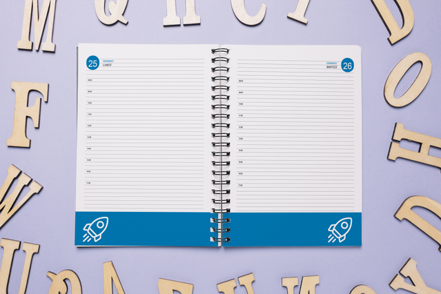 Agenda quotidien spirale ouvert bandeau bleu fusees et sections horaires. 336 pages educatif Sprint24.