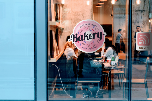 Autocollant logo boulangerie rose sur vitrine moderne Adhesifs personnalises pour vitres boulangeries cafes boutiques et bureaux. Sprint24.