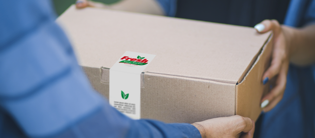 Stickers carrés multicolores sur emballage carton. Étiquettes personnalisées pour branding produit et impact marketing.