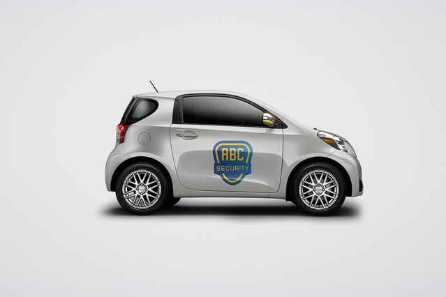 Maquette d'adhésif pour véhicule montrant la visibilité d'une marque personnalisée sur une voiture compacte. Les adhésifs personnalisés transforment votre flotte en publicité mobile tout en renforçant l'identité de marque. Créez des adhésifs personnalisés pour vous démarquer et augmenter la reconnaissance commerciale.