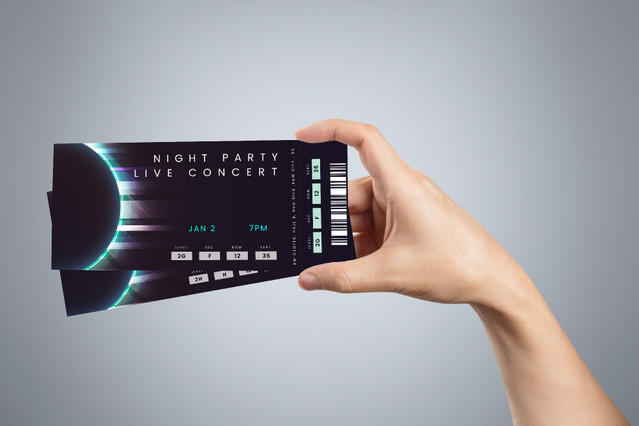 Un billet numéroté personnalisé pour 'Night Party Live Concert' avec design lunaire stylisé sombre et code-barres, tenu par une main sur fond gris. Sprint24 imprime des billets numérotés personnalisés avec numérotation progressive, perforation et système anti-contrefaçon — parfaits pour événements, concerts et gestion sécurisée d'entrées.