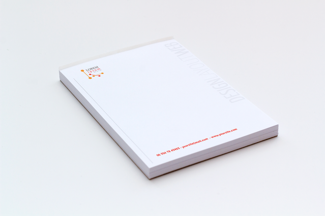 Bloc-notes imprimé professionnel avec pages lignées pour la prise de notes, la planification des tâches et l'organisation de bureau. Ce carnet de marque associe un design épuré à une fonctionnalité pratique, parfait pour consigner les notes quotidiennes et les rappels importants. Personnalisable avec votre logo d'entreprise pour renforcer la visibilité de la marque.