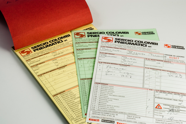 Blocs autocopiants feuilles chimiques multicolores, double agrafe et perforation.