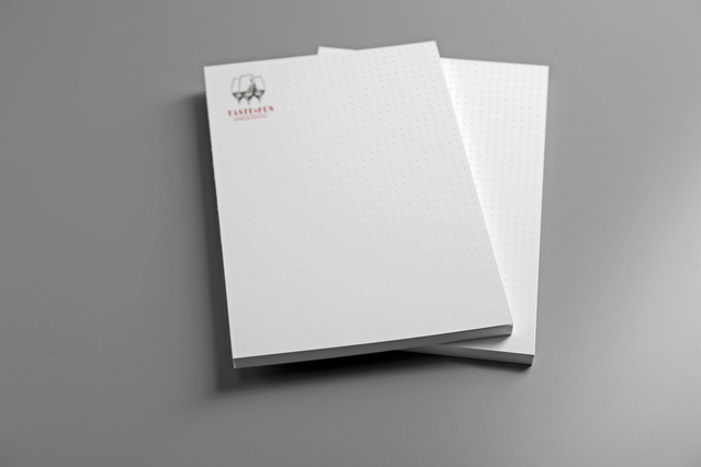 Créez des blocs-notes professionnels avec votre marque Eventlab imprimée en 4 couleurs sur papier arcoset 90g de qualité. L'encollage en tête assure une reliure fiable, parfaite pour l'usage au bureau, la prise de notes et la planification. Un bloc-notes versatile pour les réunions d'entreprise et l'image de marque de votre société.
