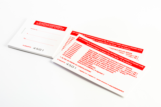 Blocs numérotés design rouge sur papier blanc avec perforations. Numérotation progressive pour événements, loteries et.