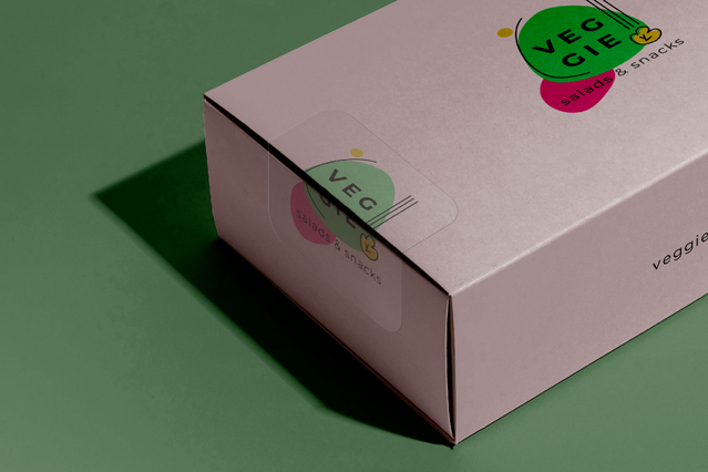 Boîte rose avec étiquette autocollante transparente colorée Veggie Boîte rose avec sticker PVC transparent Veggie coloré. Adhésifs clairs pour surfaces colorées Sprint24.