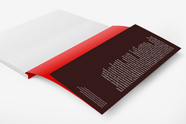 Brochure brossura avec bandeau tranche rouge frappant pour marketing premium. Sprint24.