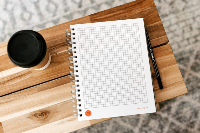 Cahier A5 à spirale avec modèle à quadrillage sur bureau en bois Cahier professionnel A5 spirale modele grille qualite pour organiser notes croquis travail. Sprint24.
