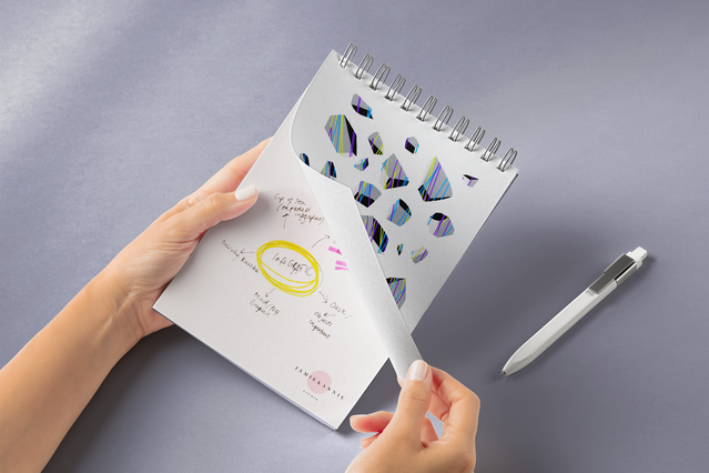 Cahier spirale métallique avec branding personnalisable et design abstrait pour cadeaux d'entreprise.