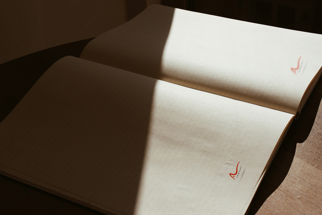 Cahiers A4 agrafés avec reliure métallique ouvert Modele cahiers A4 reliure agrafee metallique pages interieures ivoire pour journaux planificateurs. Sprint24.