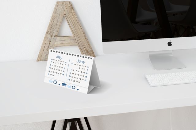 Calendrier de bureau personnalise avec support en bois elegant pour espace bureau moderne. Sprint24.