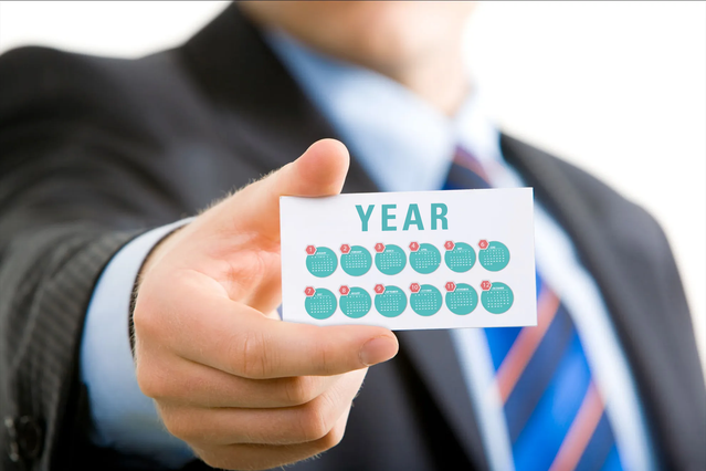 Calendrier de poche compact tenu en main. Plastifié portable pour portefeuilles et cadeaux d'entreprise Sprint24.