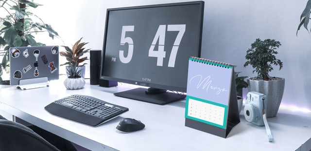 Calendrier table spirale couverture personnalisée sur bureau moderne. Cadeau compact visible toute l'année Sprint24.