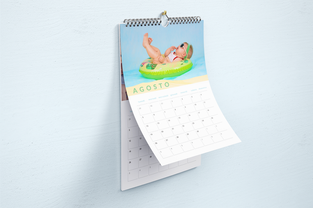 Calendrier bureau photo personnalisé avec photo famille au-dessus de la grille mensuelle. Cadeau Sprint24.