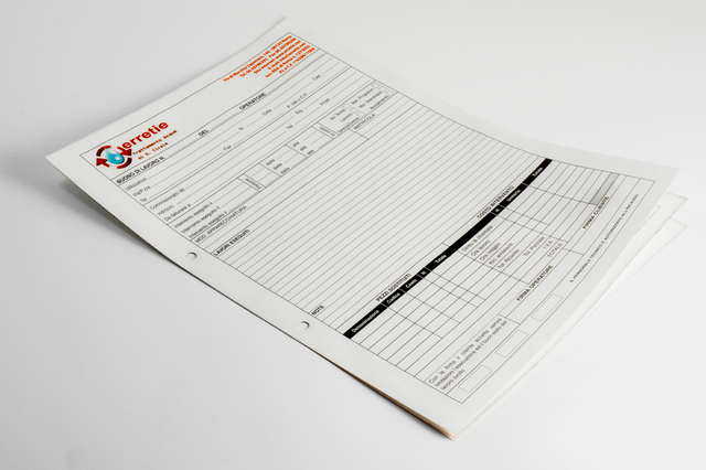 Carnet autocopiant feuilles blanches 60g avec en-tête 4 couleurs, encollage tête et trous d'archivage pour documents fiscaux.