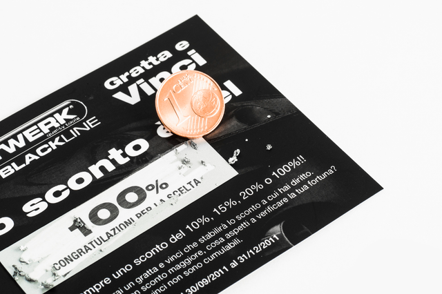 Carte à gratter Blackline noire avec zone à gratter argent Carte à gratter Blackline design noir et scratch-off argent. 4 couleurs sur mat 200g avec pelliculage pour promotions.