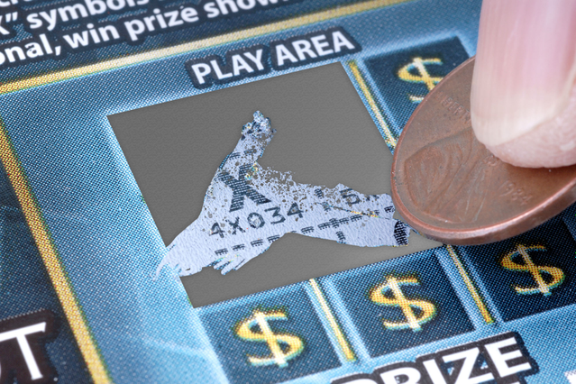 Une carte à gratter personnalisée avec la patine argentée amovible grattée par une pièce pour révéler un symbole de prix gagnant. Sprint24 imprime des cartes à gratter personnalisées avec numérotation progressive, codes alphanumériques et codes-barres — idéales pour campagnes promotionnelles, concours, bons cadeaux et marketing direct.
