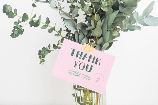 Carte remerciement rose dans bouquet eucalyptus. Cartes Fedrigoni pour packaging et fidélité client Sprint24.