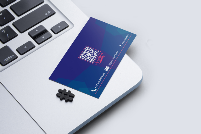 Carte visite bleue avec code QR proeminent pour reseautage et contenu numerique. Sprint24.