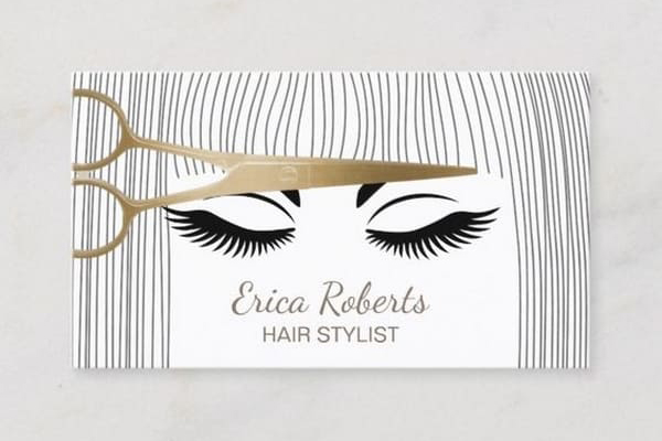 Modèle de carte de visite professionnelle conçu pour les professionnels de la coiffure avec un design minimaliste élégant mettant en avant des cils stylisés et un motif ciseaux. Ce modèle de carte premium combine une esthétique moderne avec l'image de marque de l'industrie beauté. Parfait pour les coiffeurs et propriétaires de salon recherchant des cartes de visite distinctives.