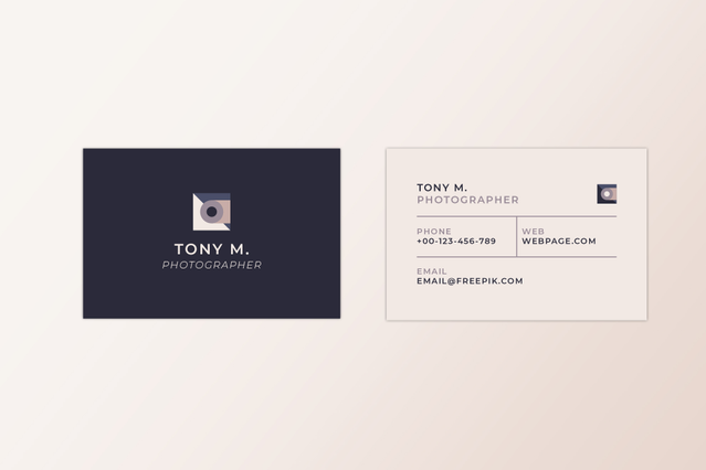 Ce design de carte de visite élégant présente un layout minimaliste bicolore parfait pour les photographes en quête d'une présence professionnelle. L'avers bleu marine comporte le nom du photographe et une icône appareil photo pour l'intérêt visuel, tandis que le verso crème affiche les coordonnées avec une typographie raffinée. Entièrement personnalisable pour les photographes exigeant une impre…