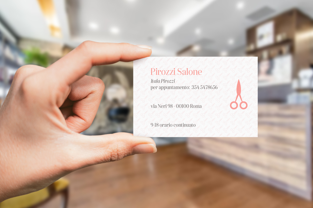 Exemple de carte de visite professionnelle pour coiffeuse présenté dans un environnement de salon moderne. Les cartes personnalisées sont essentielles pour que les propriétaires de salons et les coiffeurs partagent leurs informations de contact et construisent des relations durables avec les clients. Designs de haute qualité disponibles pour l'impression en ligne avec des tarifs abordables et des…
