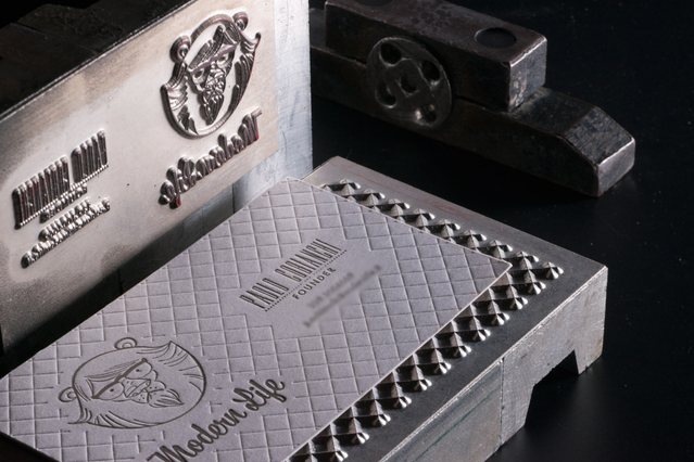 Carte letterpress avec bas-relief à sec et blind embossing sur papier coton 600g premium.