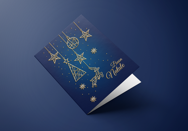 Carte Noel bleu marine ornements geometriques dores etoiles boules et lettrage Buon Natale. Sprint24.